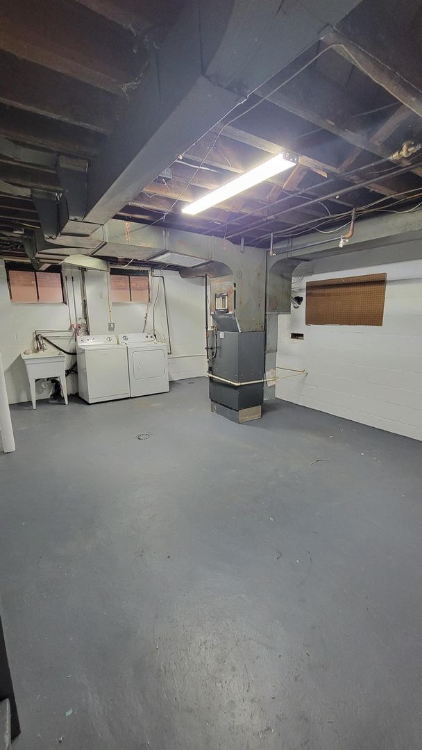 Building Photo - Spacious Three Bedroom Home