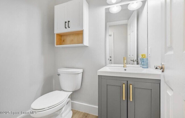 Building Photo - 6765 Angeles Rd