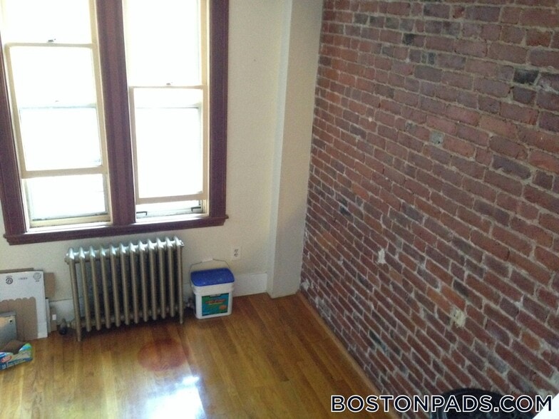 Building Photo - 36 Sussex St