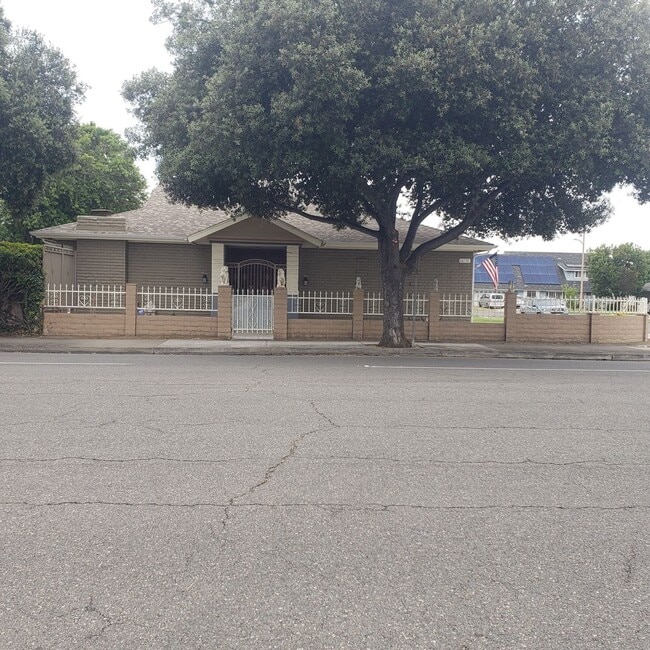 Building Photo - 14711 Yorba St