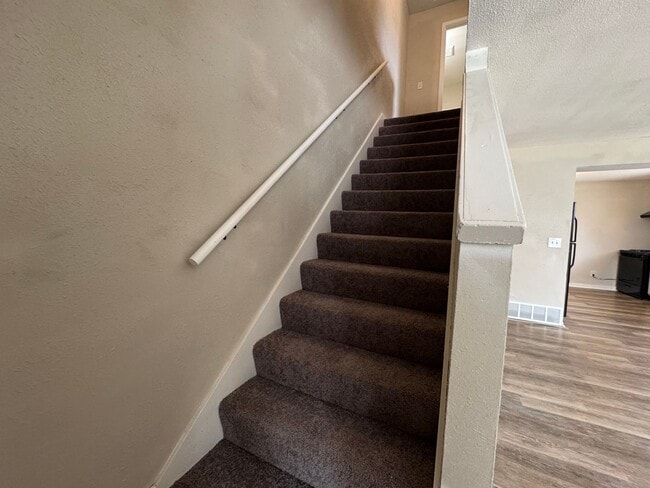 Building Photo - Beautiful 3 Bedroom, 1.5 Bath Townhome wit...