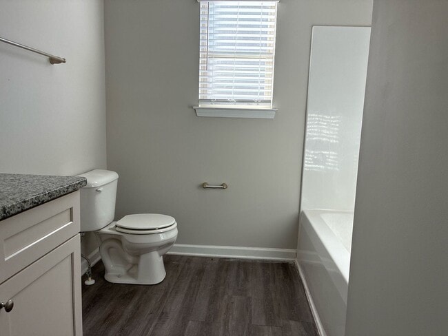 Building Photo - Lovely 3 bedroom 2 bath in Brookdale at Lo...