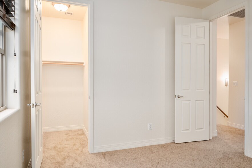 Building Photo - 2575 W Pollo Cir