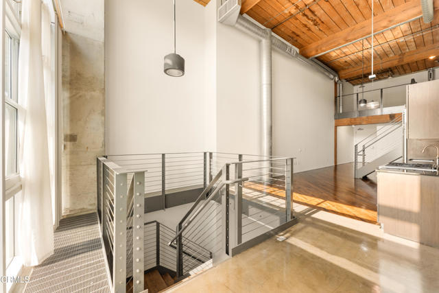 Building Photo - 530 S Hewitt St