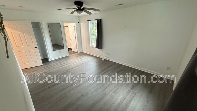 Building Photo - 212 Ellen St