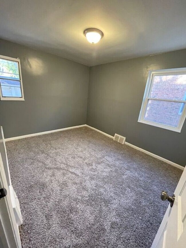 Building Photo - Renovated two bedroom unit!