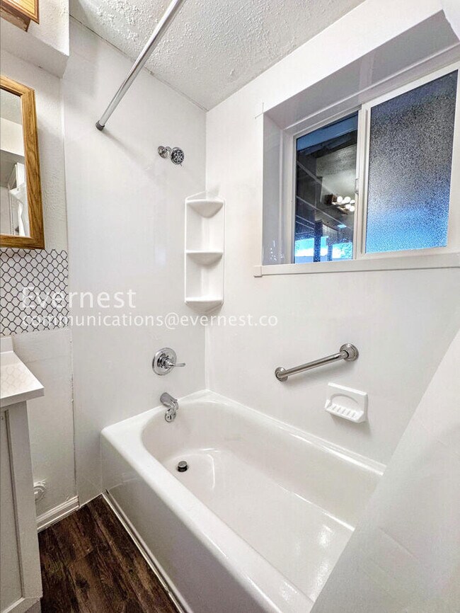 Building Photo - 3 Bed/2 Bath Home with Garage & Fenced Yard