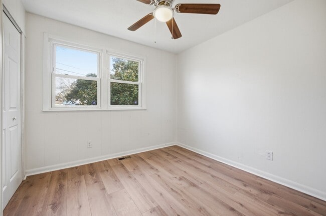 Building Photo - Three Bedroom House