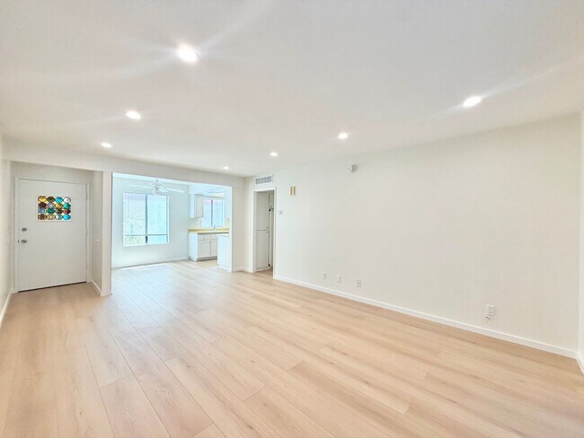 Building Photo - AVAILABLE NOW!! 1 Bedroom 1 Bathroom Condo in Palm Springs!
