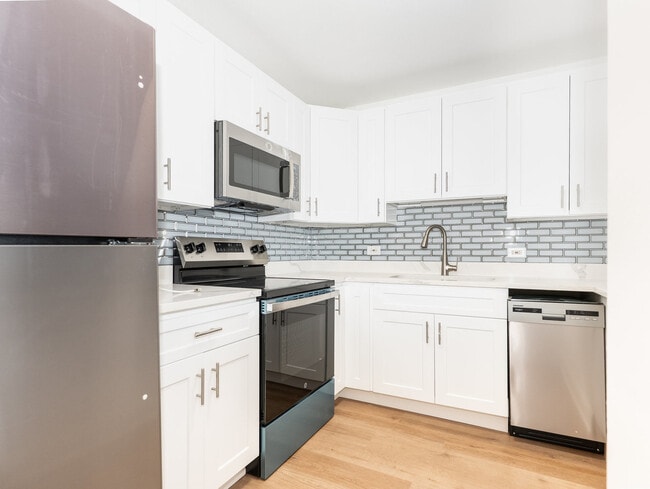 Building Photo - 1540 N La Salle Dr