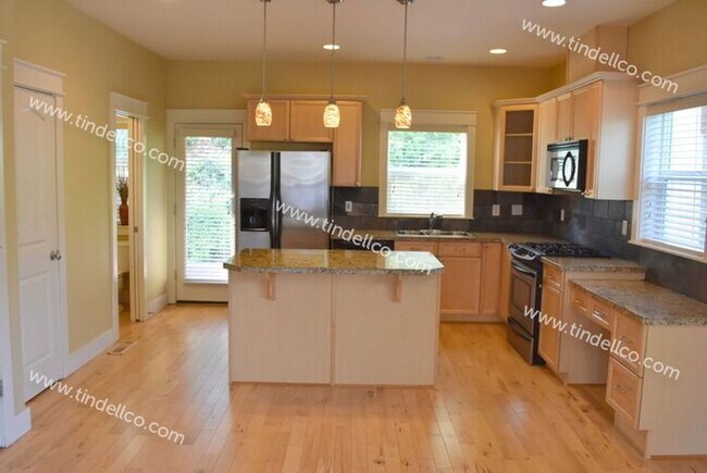 Building Photo - Beautiful and Spacious 3 Bedrooms, 2.5 Bathrooms in Raleigh Hills!