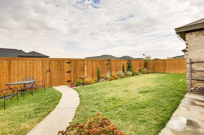 Building Photo - 806 E 19th St