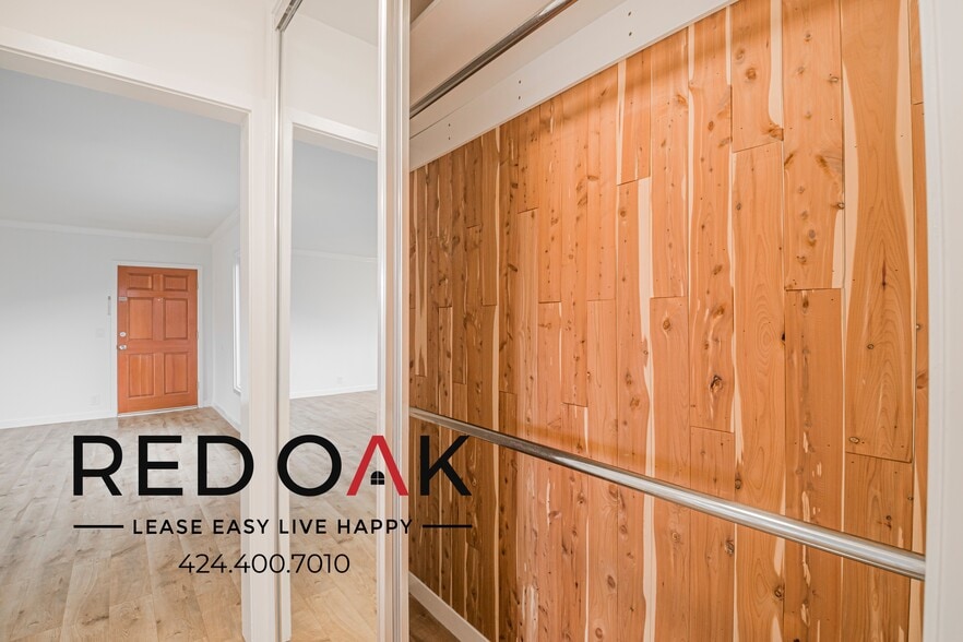 Building Photo - 14041 Moorpark St