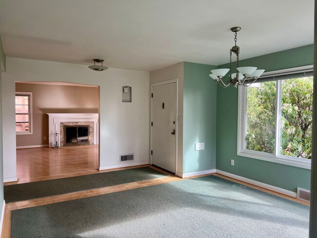 Building Photo - Charming 4 Bedroom Home with Fully Fenced Backyard!