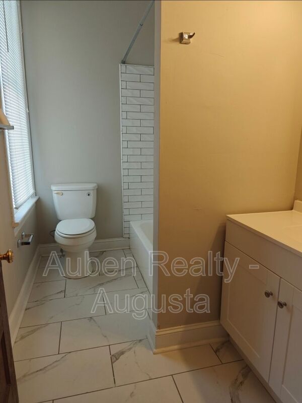 Building Photo - 410 4th St