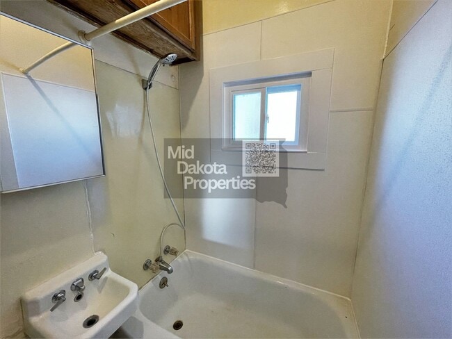 Building Photo - 1020 E 1st- 2 bedroom house with garage