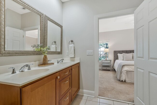 Building Photo - FABULOUS LOCATION!! 2BEDROOM 2 BATH TOWNHO...