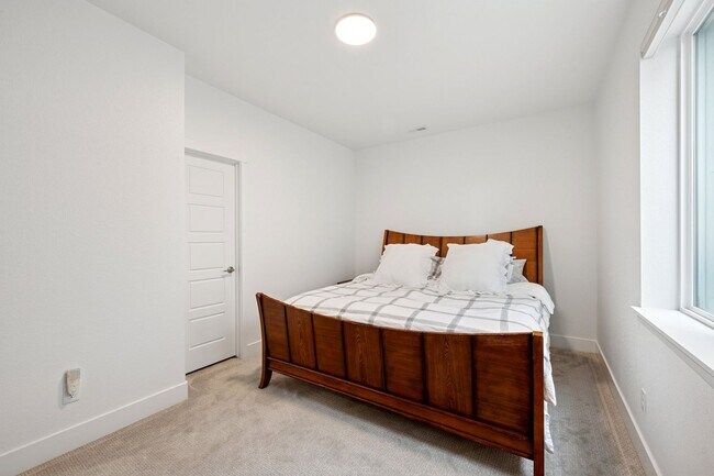 Building Photo - Absolutely Gorgeous Cordera Home