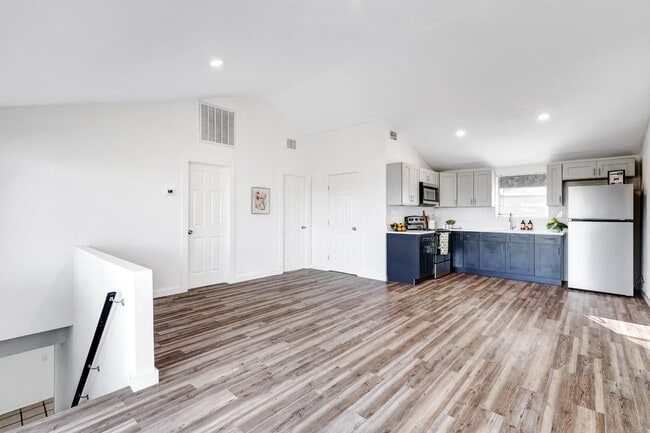 Building Photo - 1122 Oakridge Ln