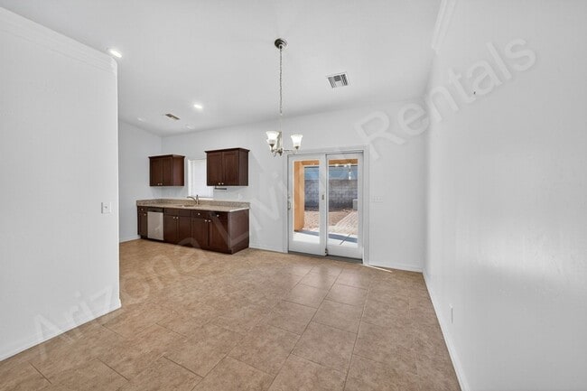 Building Photo - DESIRABLE LOCATION WITH RV PARKING
