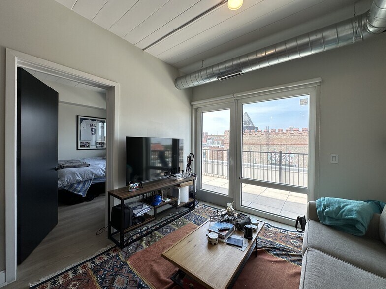 Building Photo - 941 W Belmont Ave