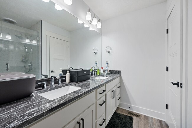 Building Photo - 1436 Indianola Ave