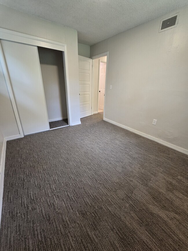 Building Photo - 3325 S Fern St