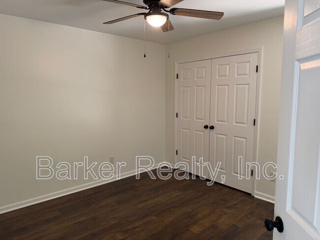 Building Photo - 704 Southampton Dr