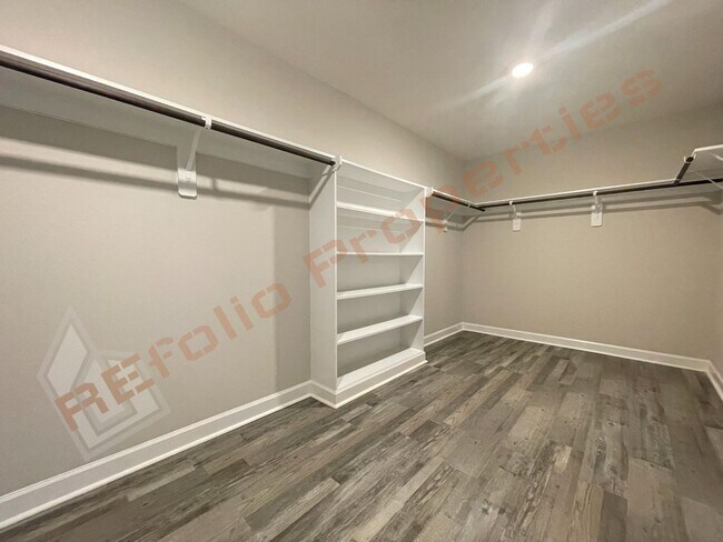 Building Photo - Gorgeous 5 Bedroom Home with First Floor In-law Suite & 3 Car Garage, Golf Course, Pool, Tennis a...