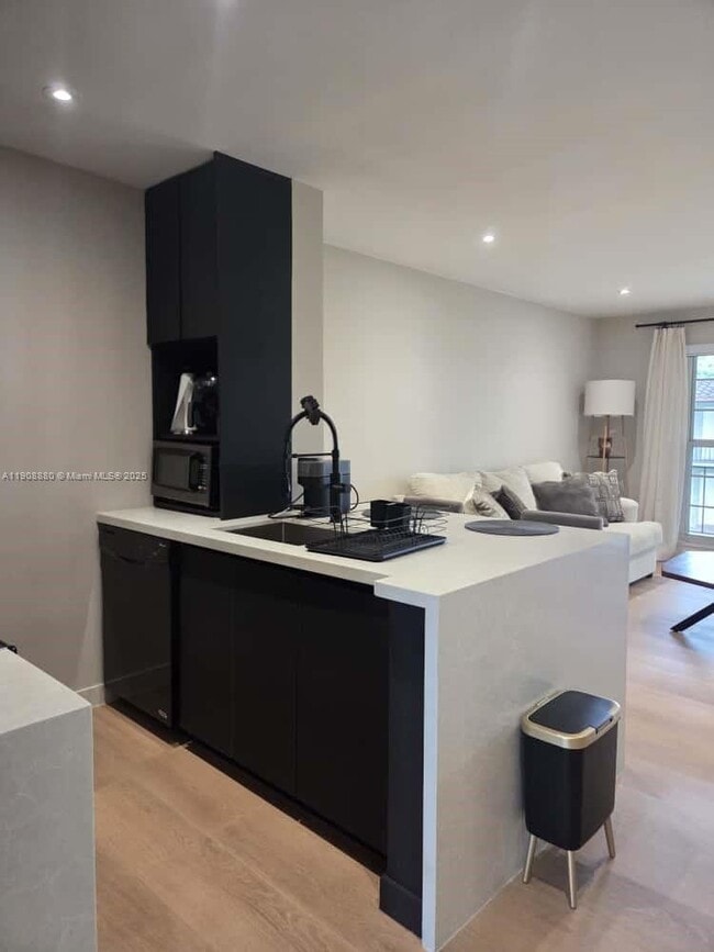 Building Photo - 10824 N Kendall Dr