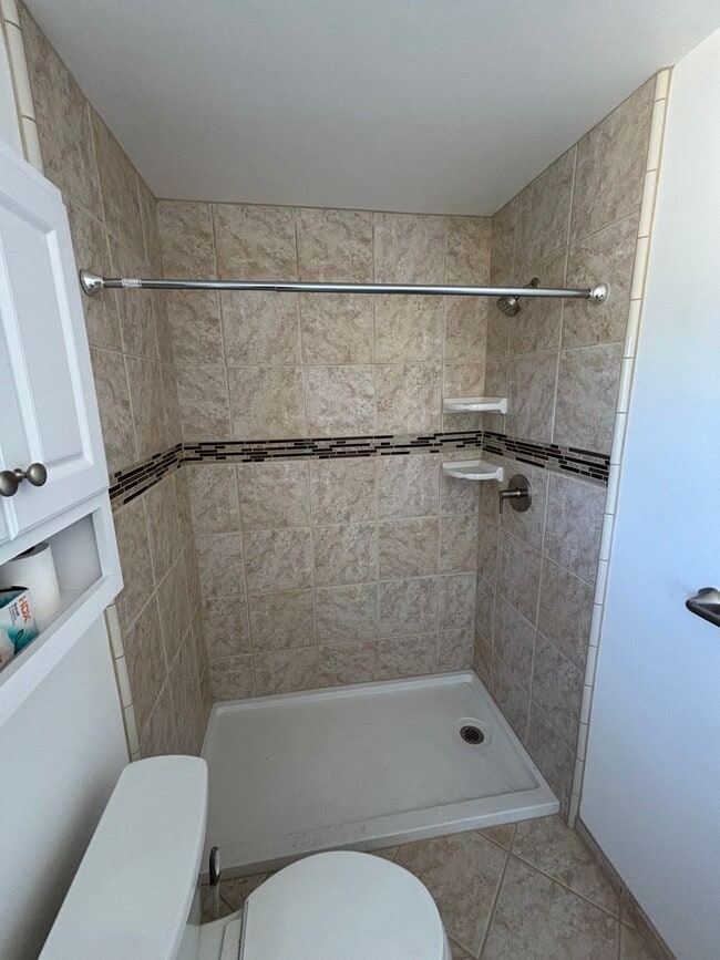 Building Photo - Furnished Spacious 1 Bedroom / 1 Bath Uppe...