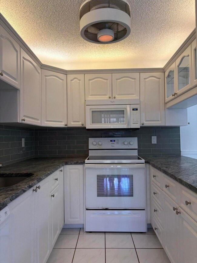 Building Photo - 203 SE Camelot Gardens Blvd