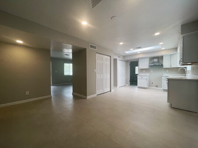 Building Photo - 2330 N Los Altos Ave