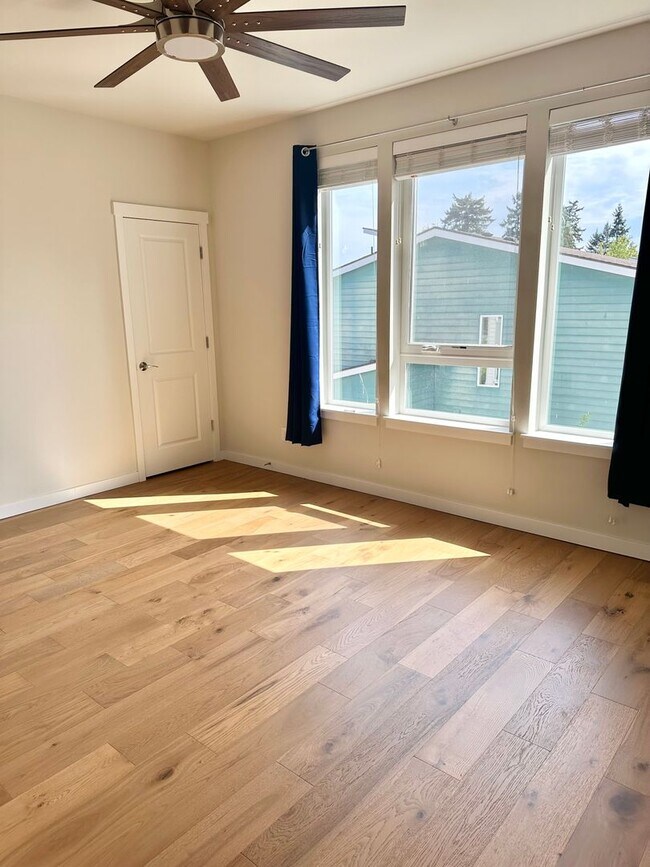 Building Photo - Modern 3-bed, 2.5-bath Townhome in Lake Forrest Park!