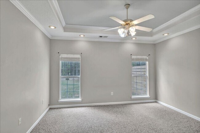 Building Photo - Country Club Living