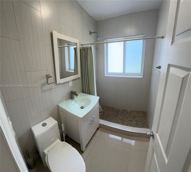 Building Photo - 2155 Biarritz Dr