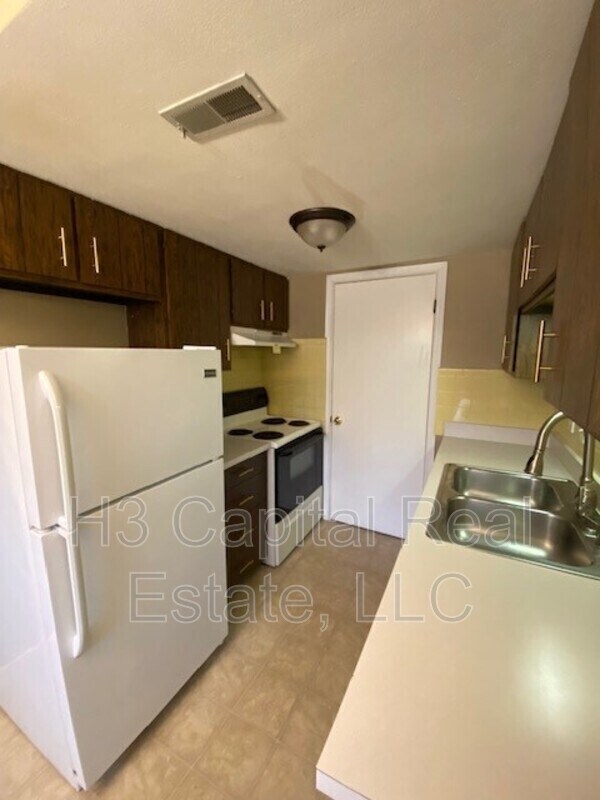 Building Photo - 31 Rosehaven Dr