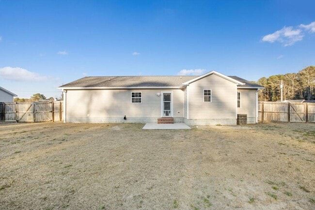 Building Photo - Adorable Richlands Home!