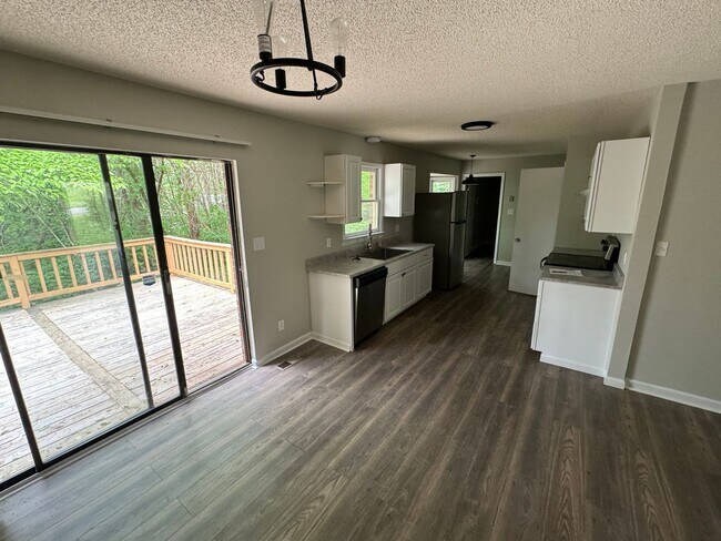 Building Photo - Freshly remodeled.