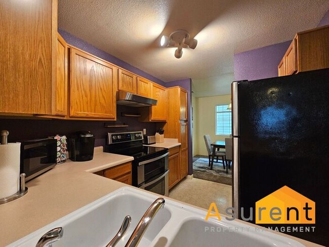 Building Photo - Charming Fully Furnished Home located in the vibrant city of Medford!