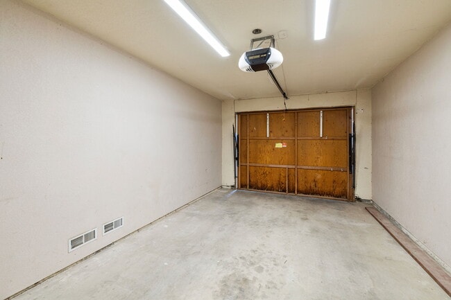 Building Photo - 1541 E Fairmont Ave