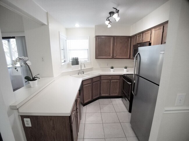 Building Photo - Beautiful 1/1 wood floor condo for rent in...