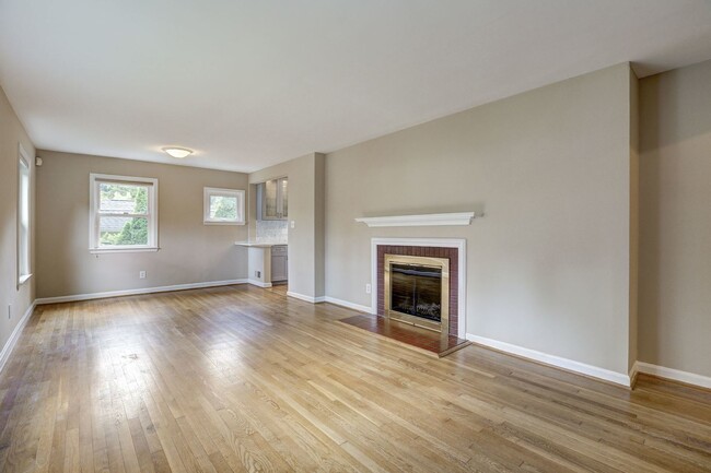 Building Photo - 3 Bed 2 Bath - Silver Spring Rambler - Upd...