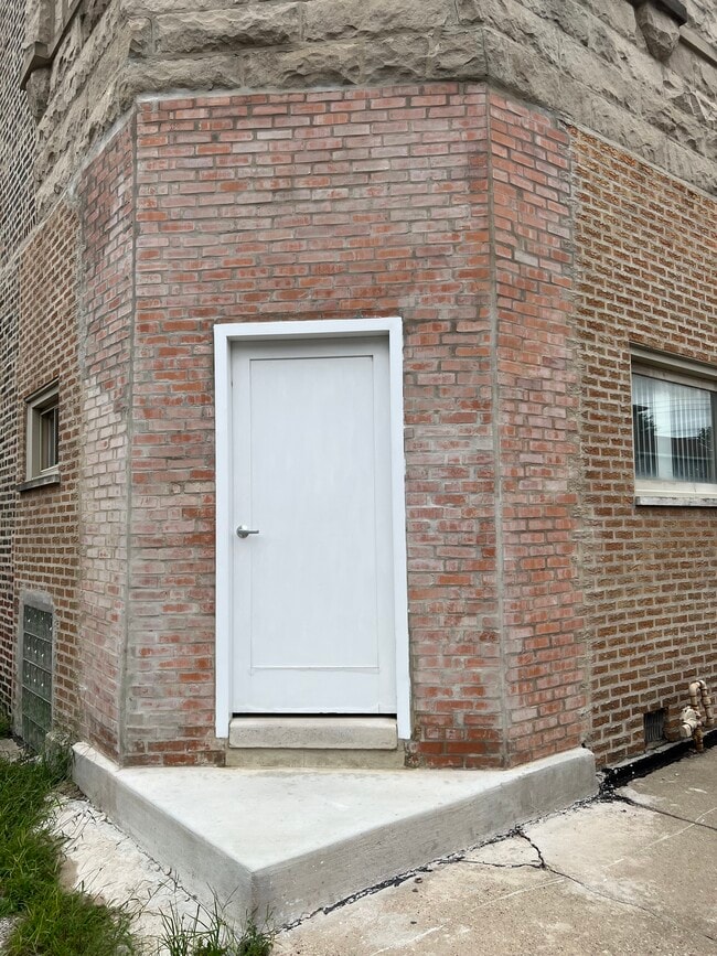 Building Photo - 2820 S Short St