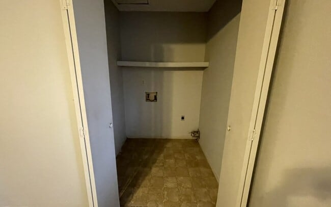 Building Photo - Large 2 bedroom 1 bathroom duplex