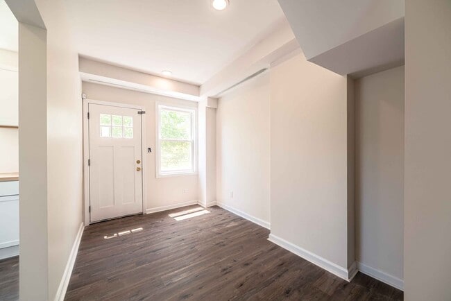 Building Photo - 156 Leicester Ct