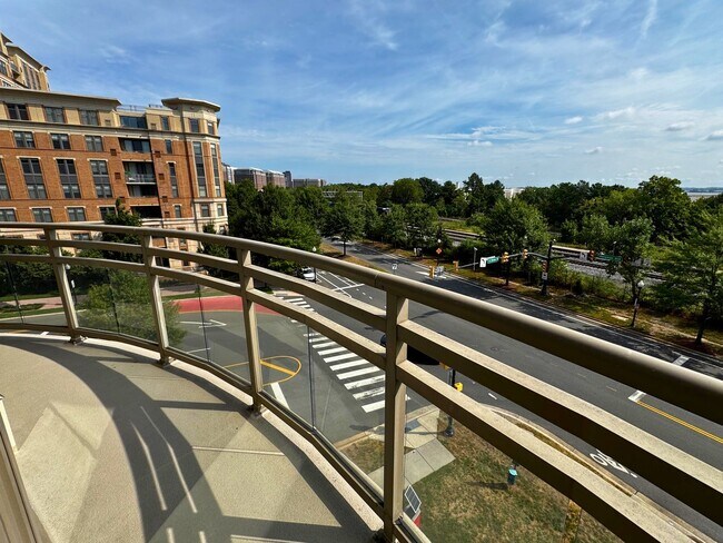 Building Photo - Luxury Fully Furnished 2BR/2BA Corner Cond...