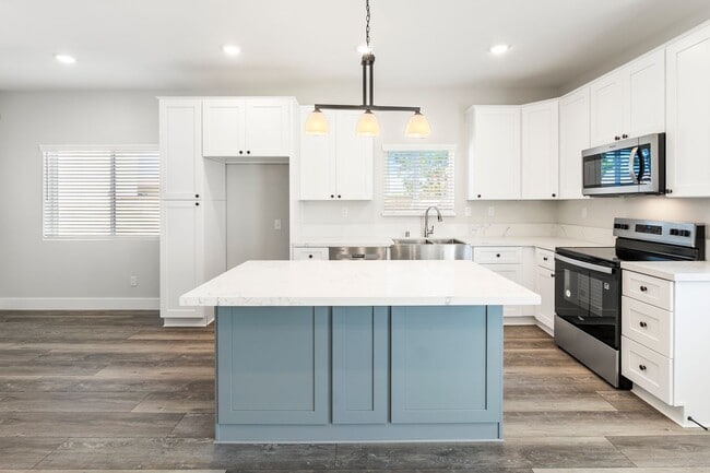 Building Photo - BRAND NEW HOME