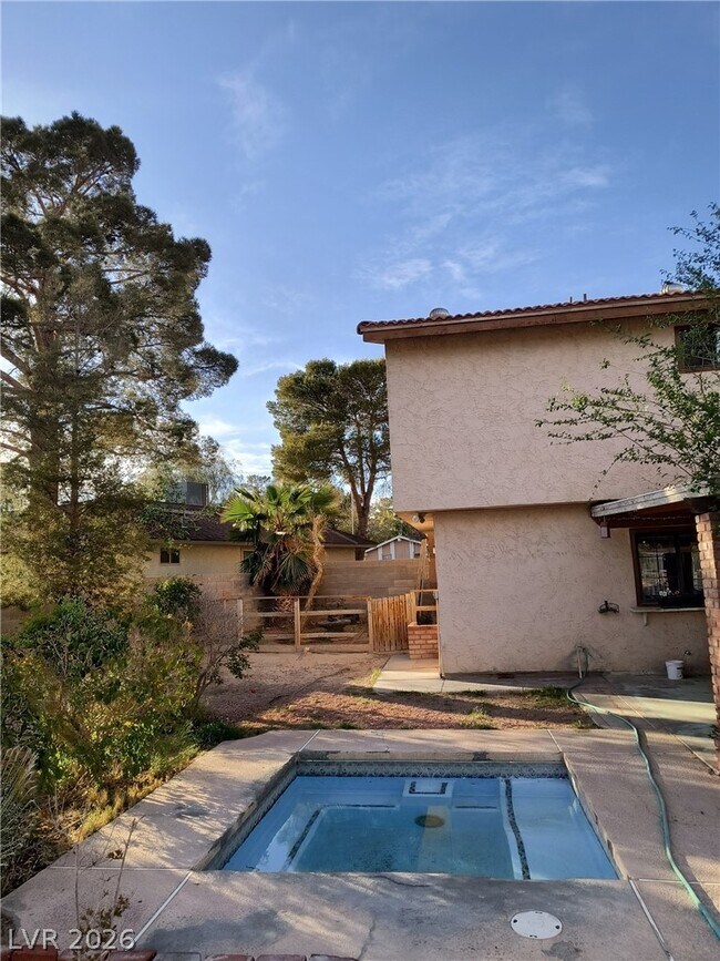 Building Photo - 5805 Pso Montana