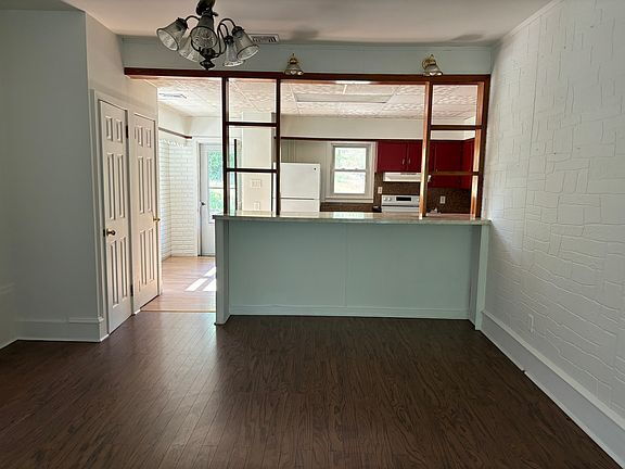 Building Photo - Clean 3 bedroom home
